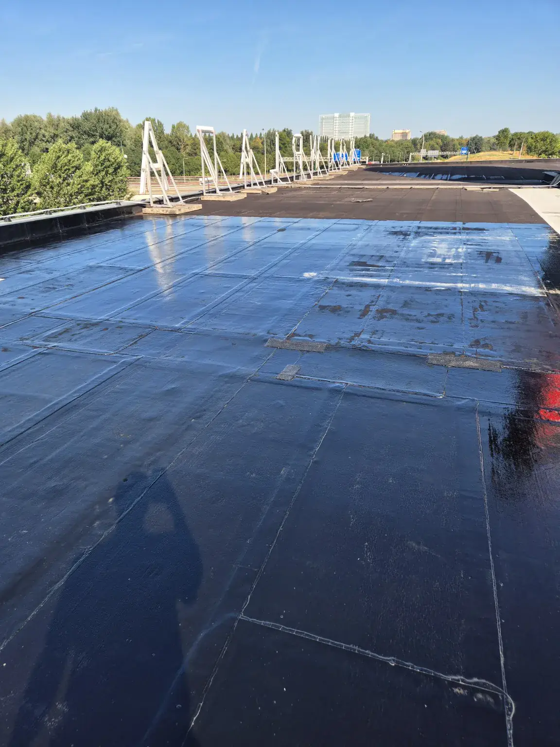 Gereinigd bitumen dak met aangebrachte primer