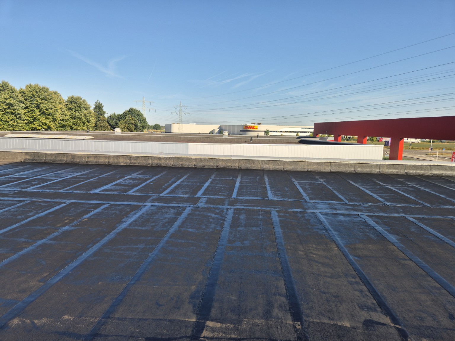 Bedrijfsdak in Weert tijdens het aanbrengen van 2K-epoxyprimer