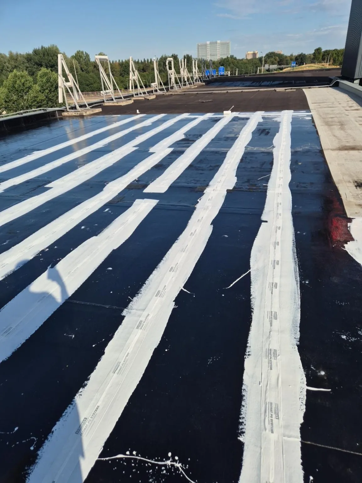 Met geotextiel versterkte naden en overgangen op het bitumen dak