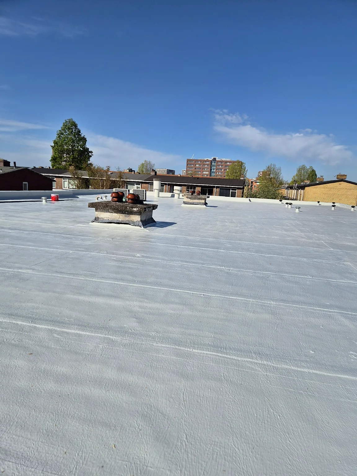 Witte Cool Roof-waterdichting op een bedrijfsdak