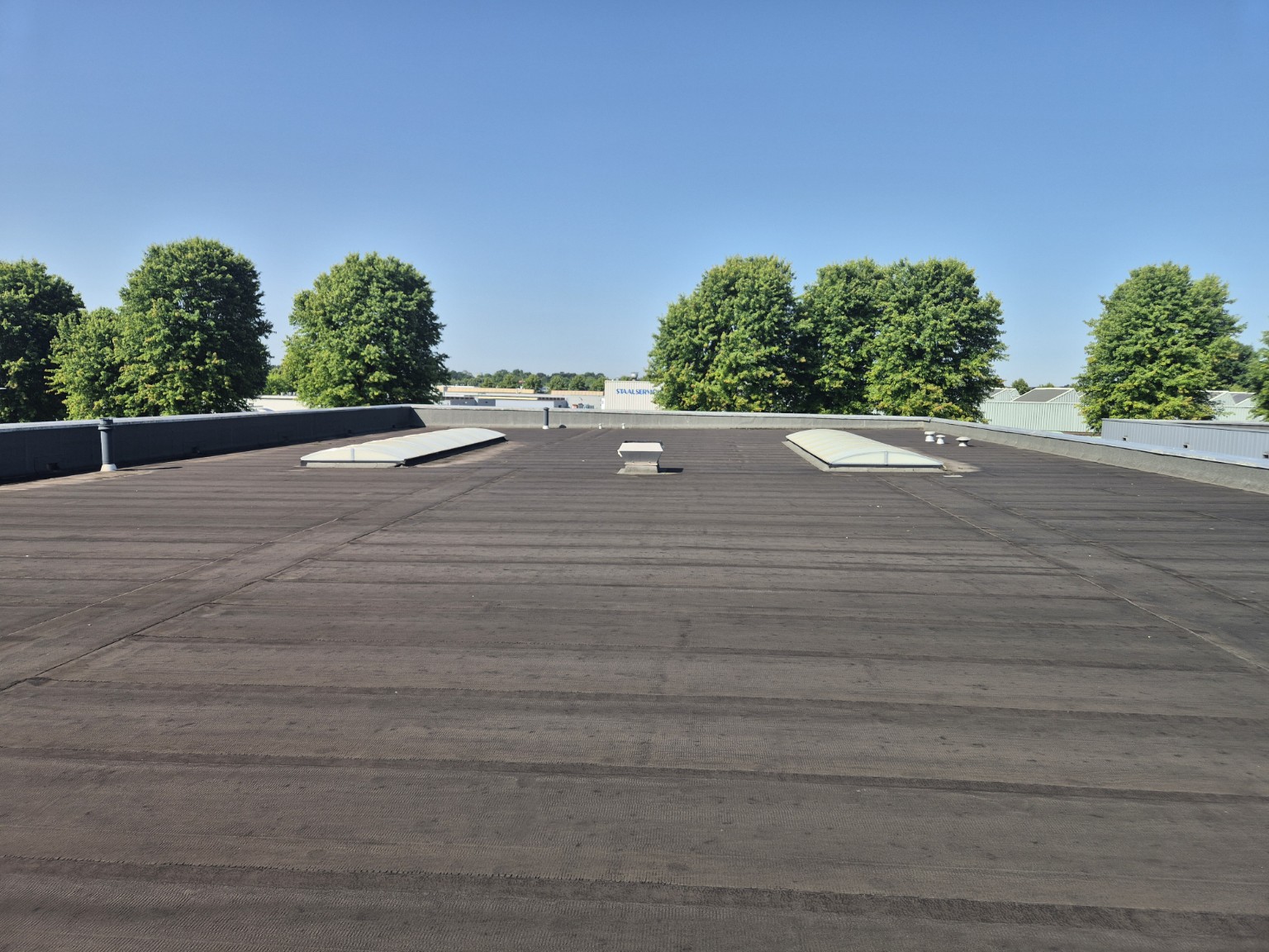 Bestaand bitumen bedrijfsdak vóór inspectie en renovatie