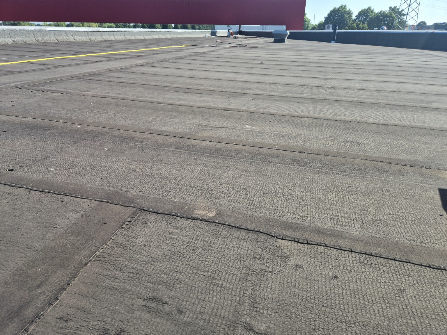 Detail van verouderd bitumen dat vóór renovatie wordt beoordeeld