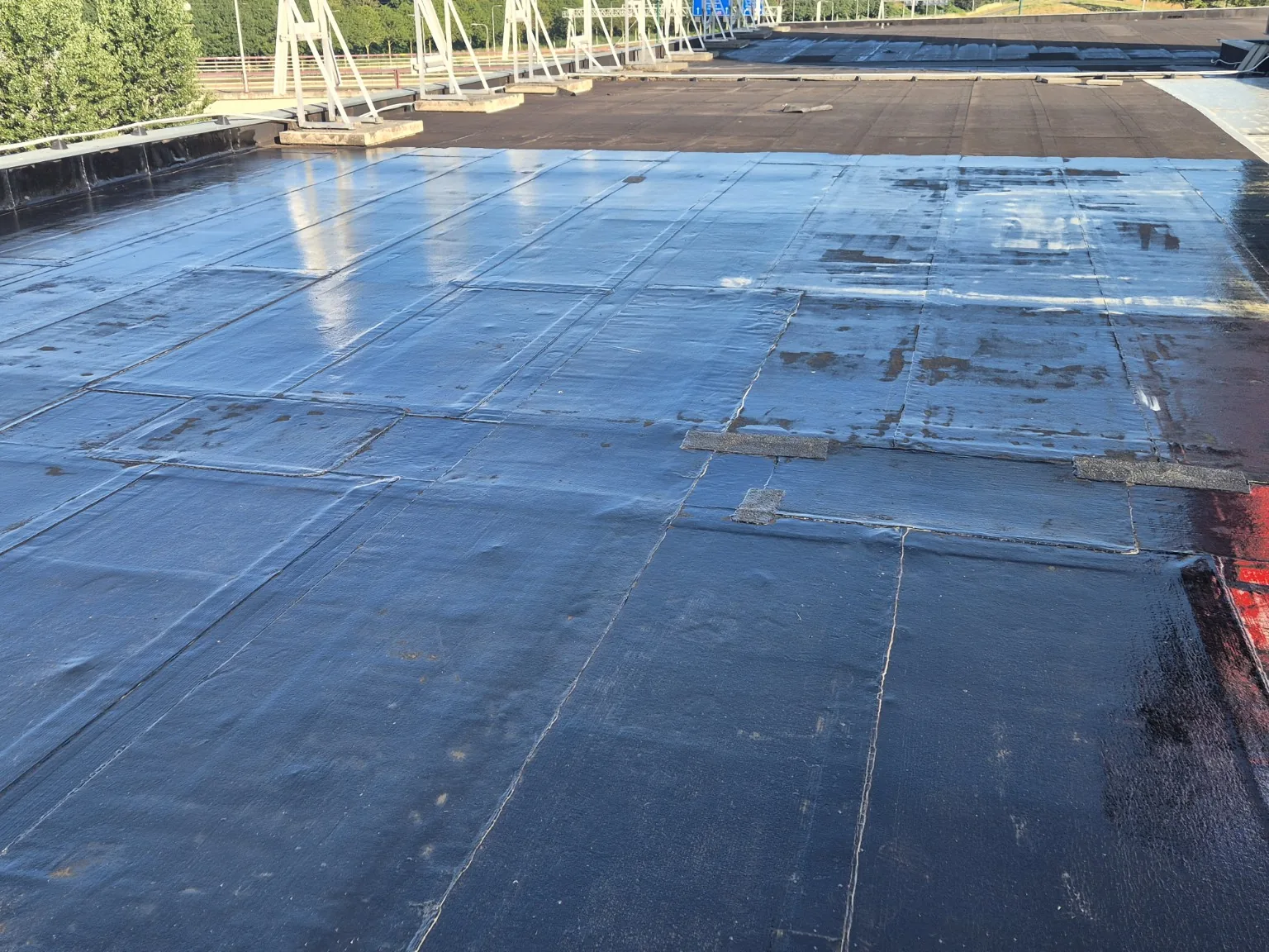 Voorbereid bitumen dak tijdens beoordeling voor coating