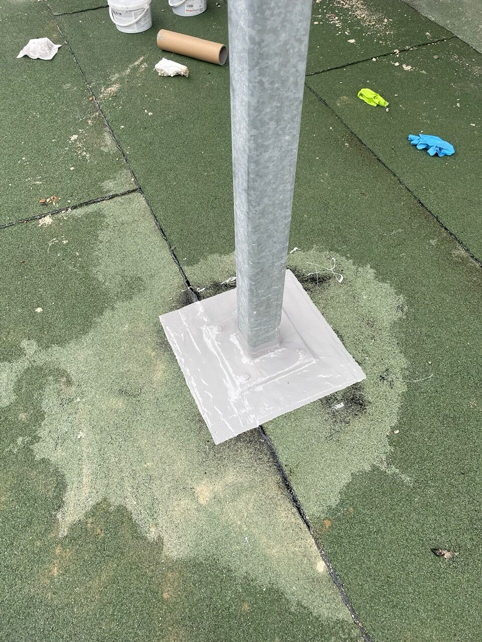 Metalen kolom op een plat dak voorzien van vloeibare detailafdichting