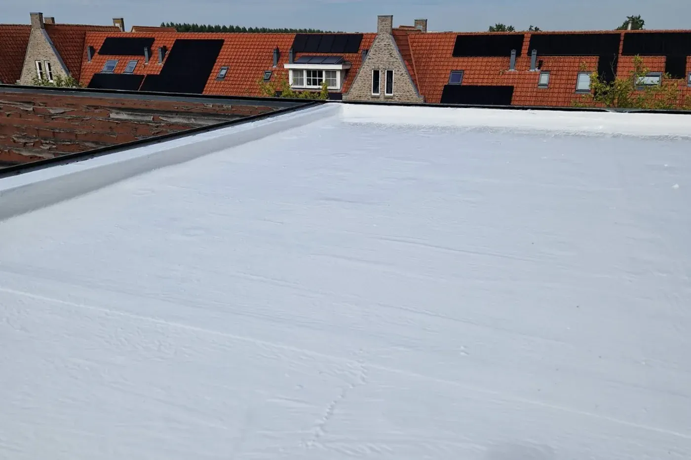 Wit siliconen dak na renovatie van bestaand bitumen in Hellevoetsluis