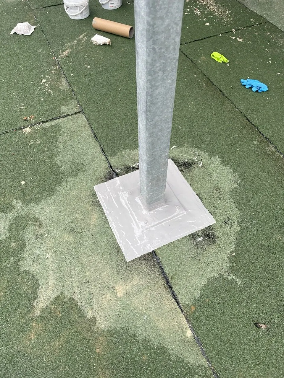 Metalen kolom op een plat dak voorzien van vloeibare detailafdichting