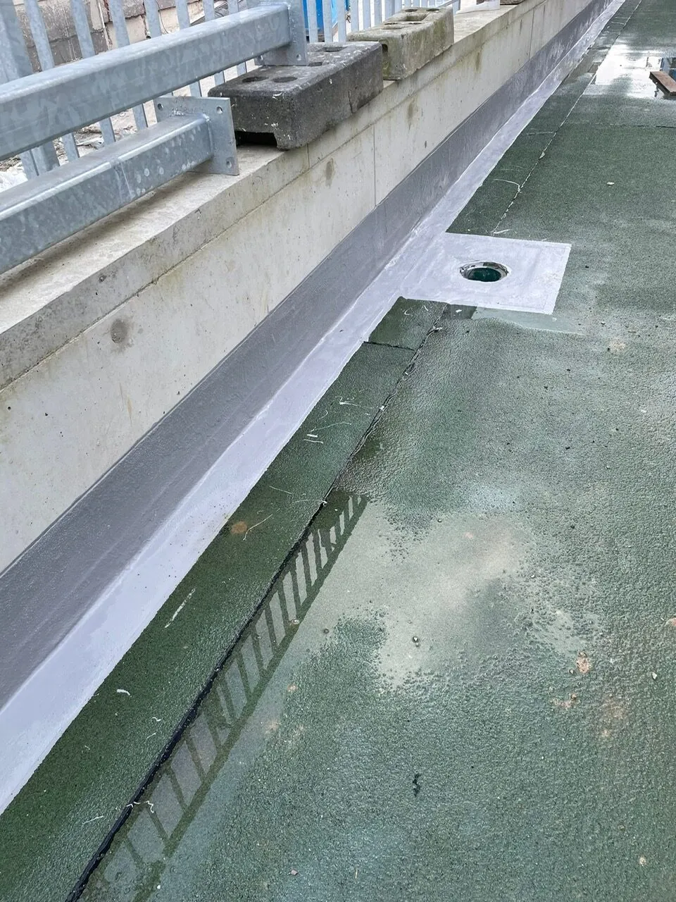 Dakafvoer en lange dakopstand afgewerkt met vloeibare detailafdichting