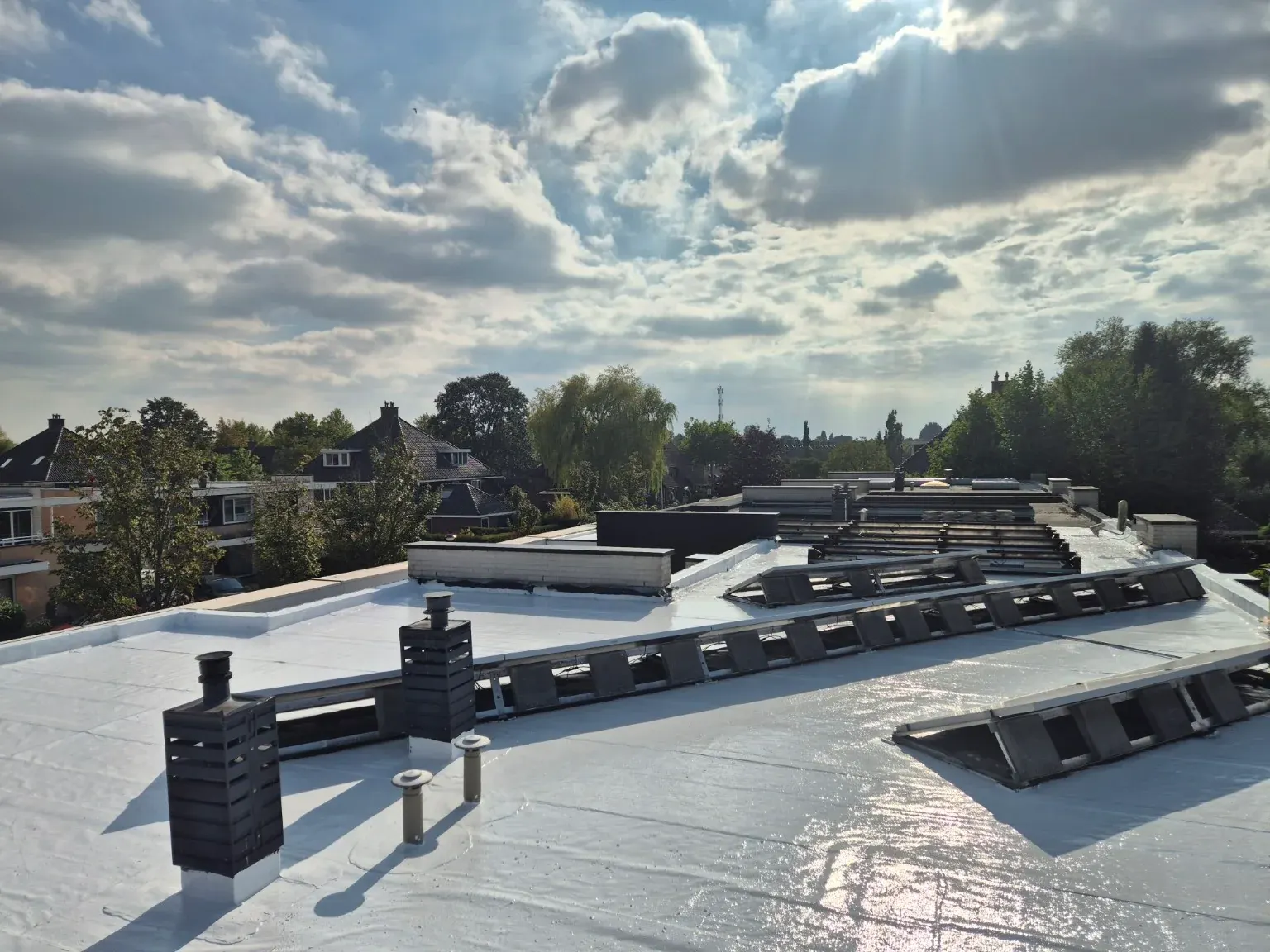 Licht afgewerkt 2K-polyurea dak van circa 225 vierkante meter in Huizen
