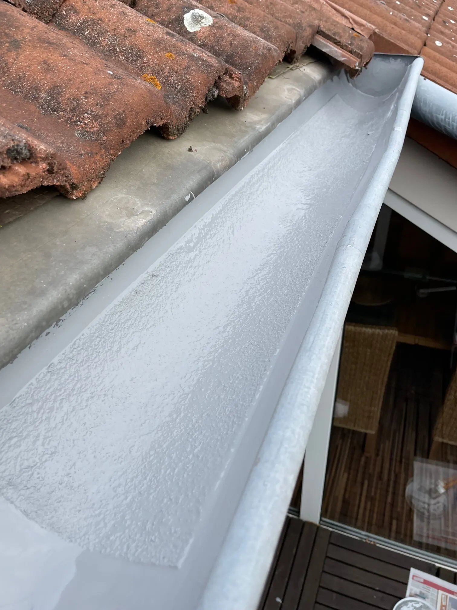 Bestaande metalen dakgoot afgewerkt met vloeibare kunststof afdichting